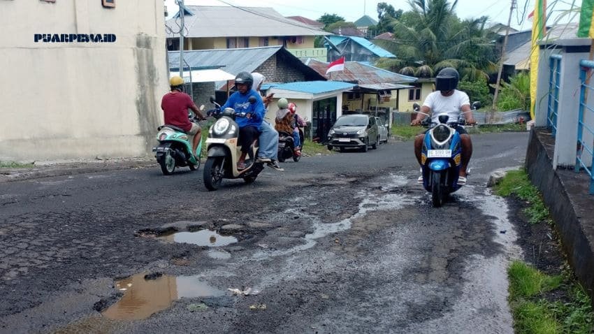 Warga Keluhkan Jalan Rusak di Tanjakan Depan Benteng Tolukko