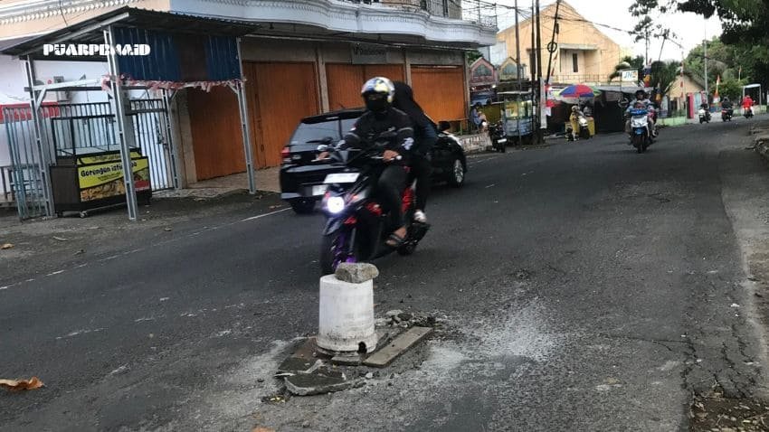 Terus Tambal Jalan Rusak, Warga Tabona Minta Perhatian Pemerintah 