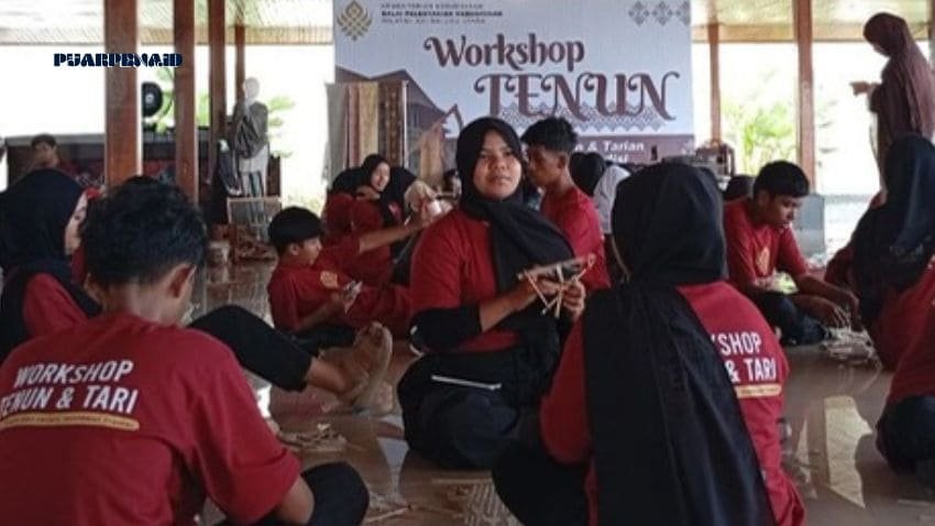 Lestarikan Budaya Tenun, Pelajar di Ternate Diajarkan Membuat Produk Kreatif Bernilai Jual