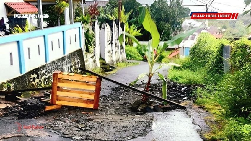 Protes Jalan Rusak, Warga Sangaji Utara Blokade dan Tanam Pohon Pisang