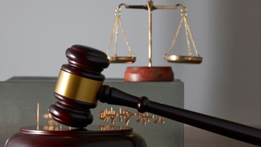 Palu hakim dan timbangan keadilan