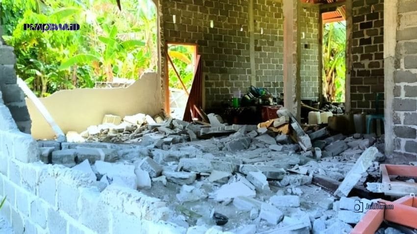 rumah rusak gempa m7.6